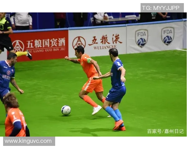 两位足球传奇球星携手同框展现非凡默契与风采 两位足球传奇球星携手同框展现非凡默契与风采