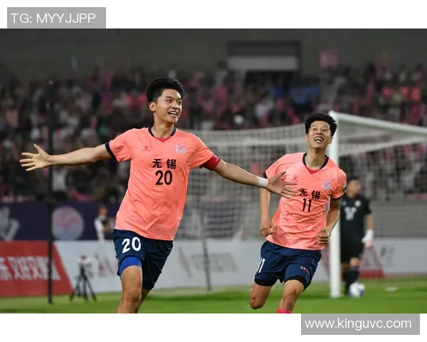 中国足球明星风采：聚焦当代球员的奋斗历程与球场表现